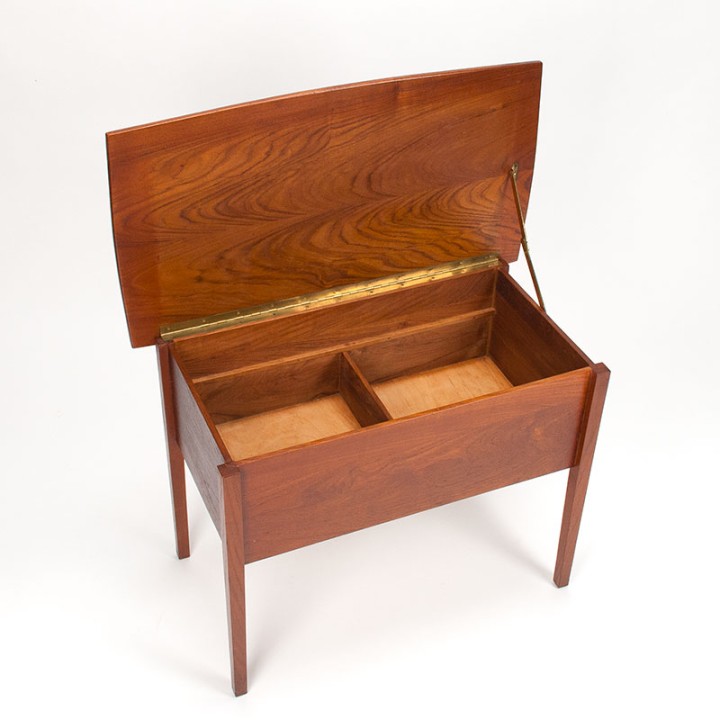 Opbergmeubel/ bijzettafel vintage Deens design in teak