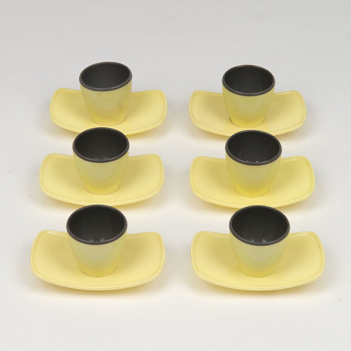 Vintage set van 6 kunststof eierdopjes geel/ grijs