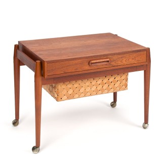 Mid-Century teak vintage naaigerei tafeltje op wieltjes