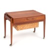 Mid-Century teak vintage naaigerei tafeltje op wieltjes