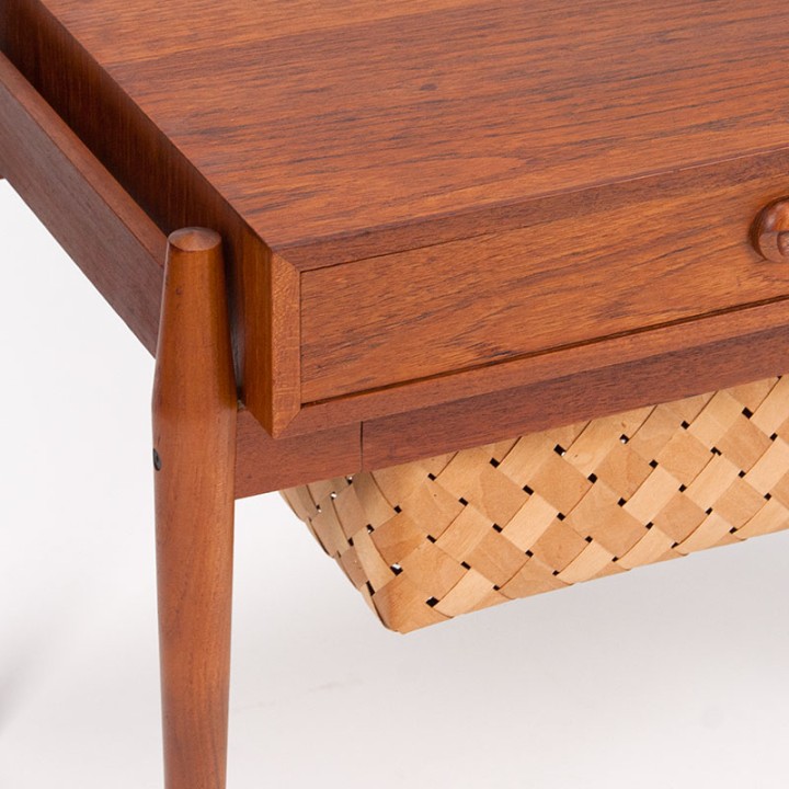 Mid-Century teak vintage naaigerei tafeltje op wieltjes