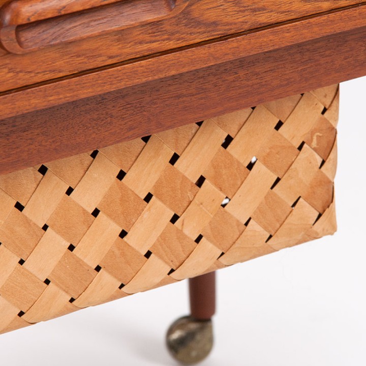 Mid-Century teak vintage naaigerei tafeltje op wieltjes