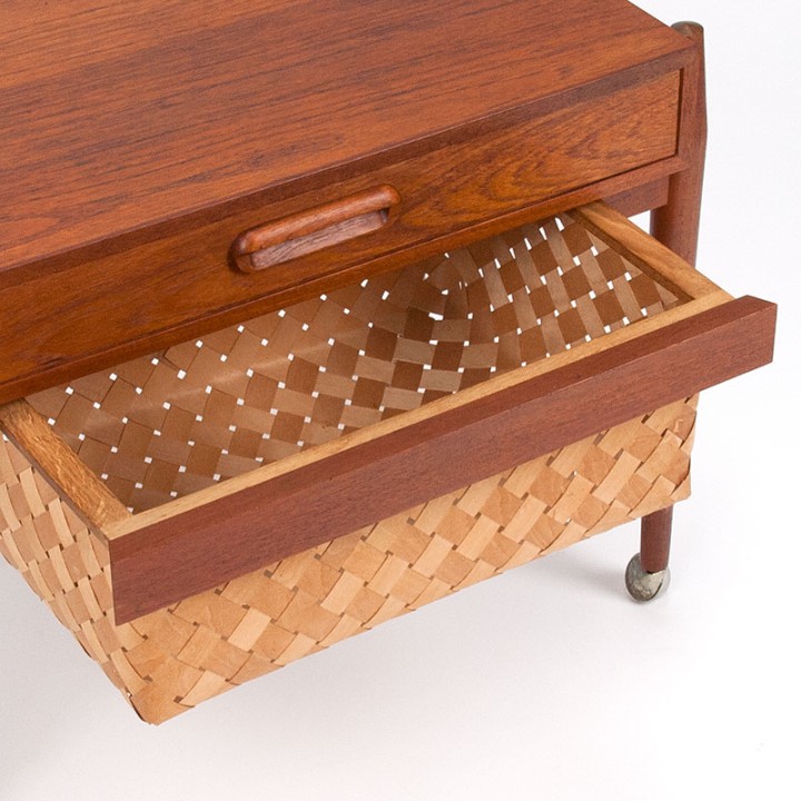 Mid-Century teak vintage naaigerei tafeltje op wieltjes