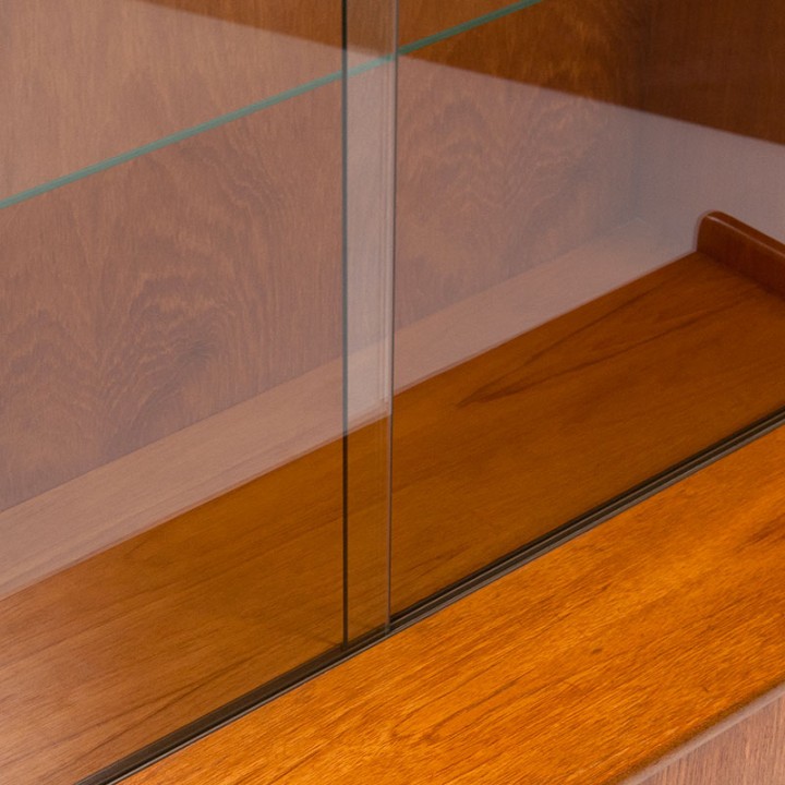 Mid-Century vitrinekast in teak van Turnidge