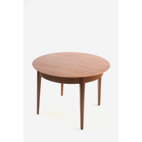 Round dining table in teak