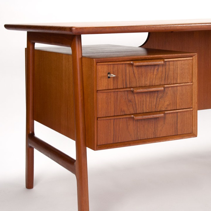 Groot Mid-Century bureau model 75 ontwerp Omann Jun