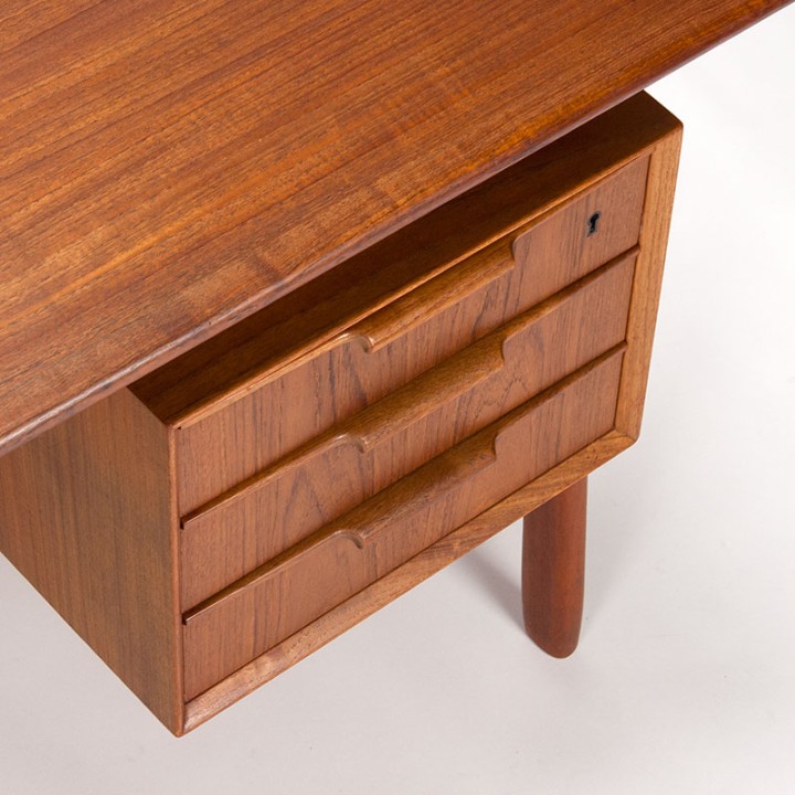 Groot Mid-Century bureau model 75 ontwerp Omann Jun