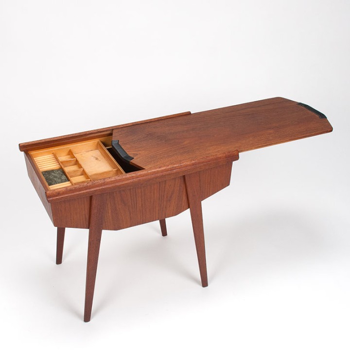 Teak Mid-Century Deens naaigerei tafeltje/ kastje