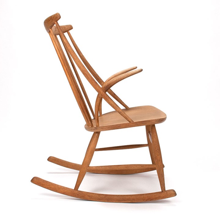 Illum Wikkelsø Mid-Century eiken schommelstoel model IW3