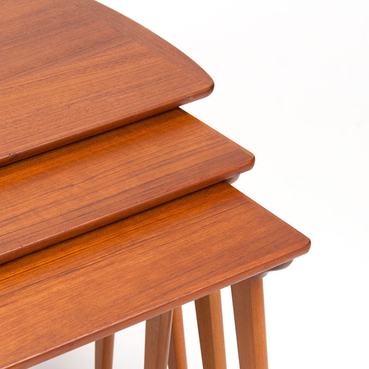 Deense set nesttafels in teak en beuken Mid-Century design