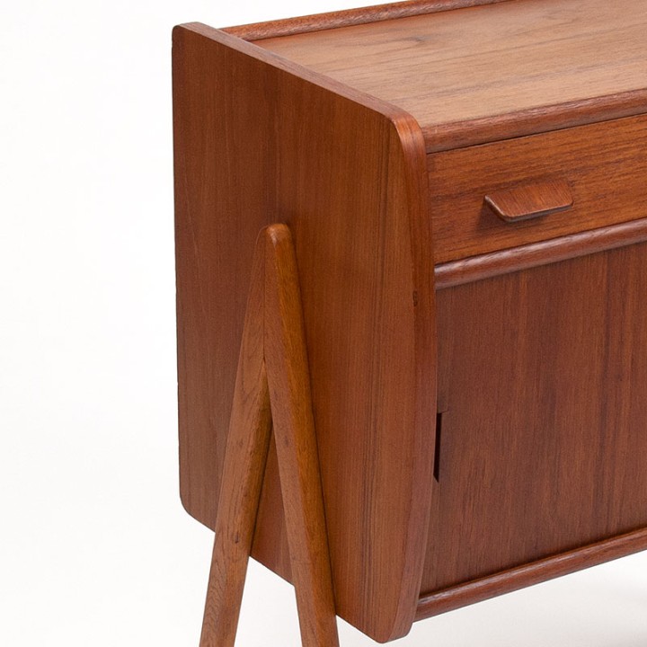 Deens vintage kastje op V-onderstel in teakhout