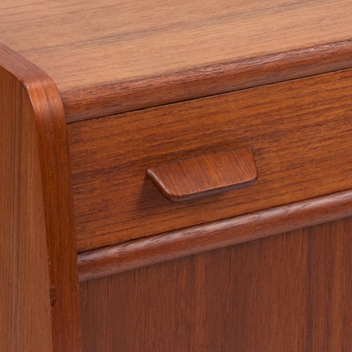 Deens vintage kastje op V-onderstel in teakhout