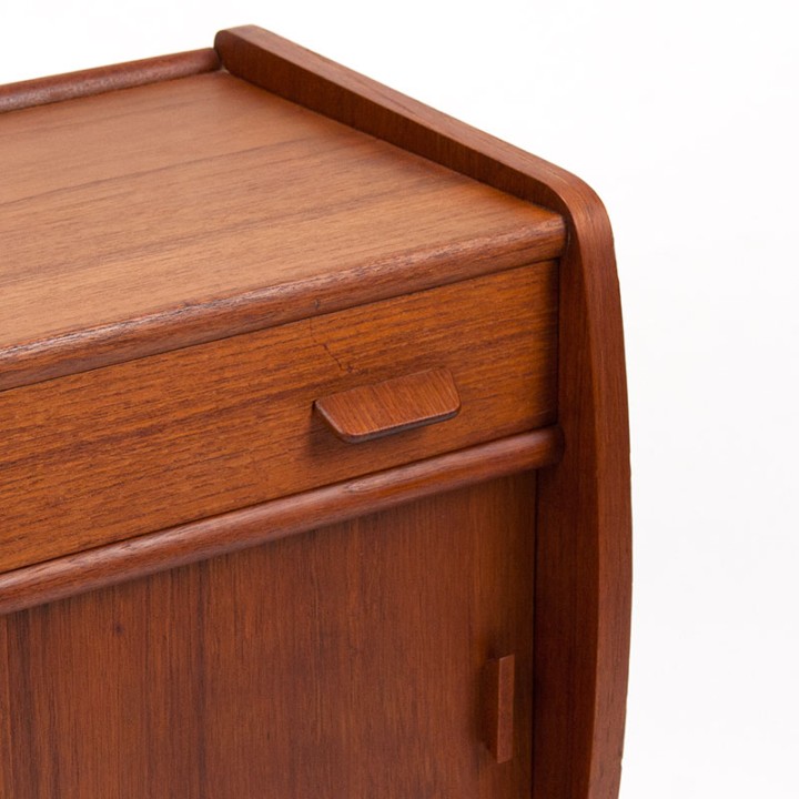 Deens vintage kastje op V-onderstel in teakhout