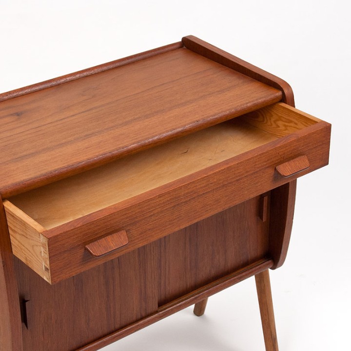 Deens vintage kastje op V-onderstel in teakhout