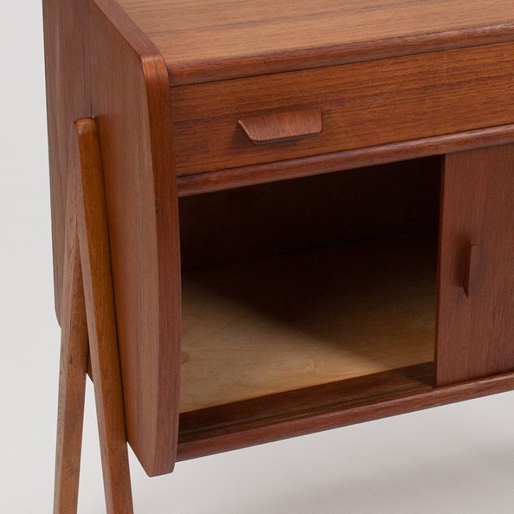 Deens vintage kastje op V-onderstel in teakhout