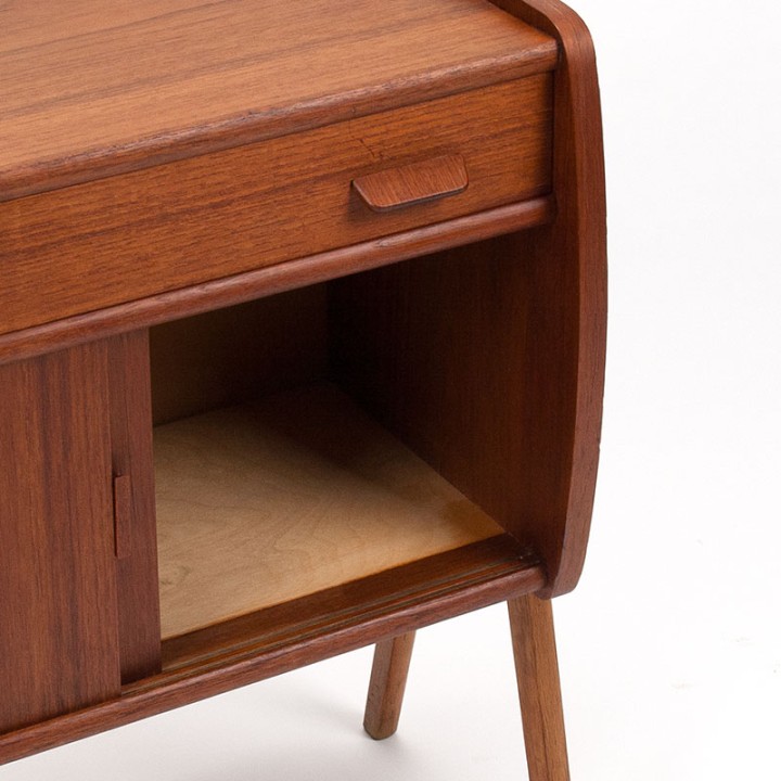 Deens vintage kastje op V-onderstel in teakhout