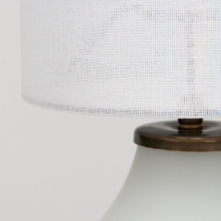 Mid-Century glazen tafellamp met messing detail