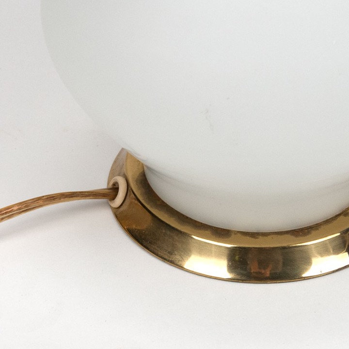 Mid-Century glazen tafellamp met messing detail