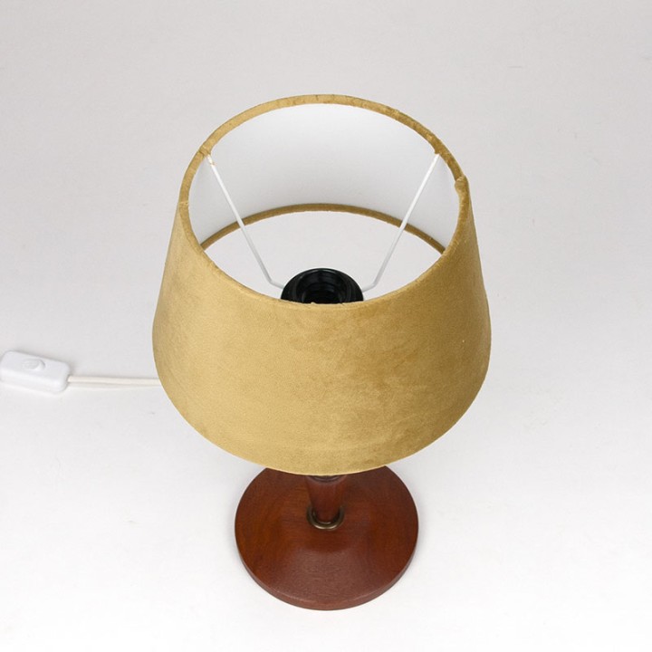 Deense teakhouten Mid-Century tafellamp met oker kleurige kap
