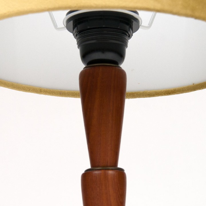 Deense teakhouten Mid-Century tafellamp met oker kleurige kap