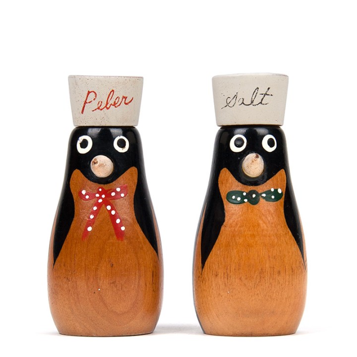 Penguins as vintage salt and pepper sets