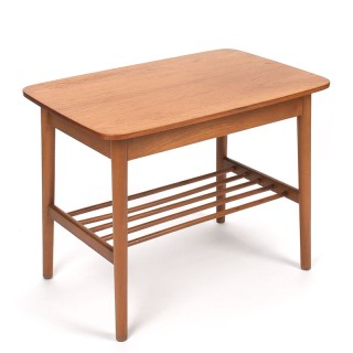 Deense vintage bijzettafel met lectuurdeel