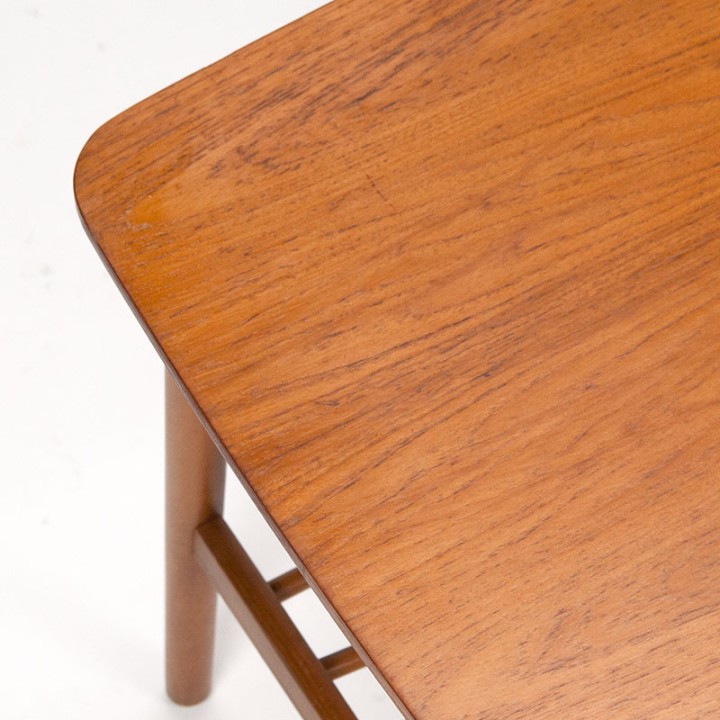 Deense vintage bijzettafel met lectuurdeel