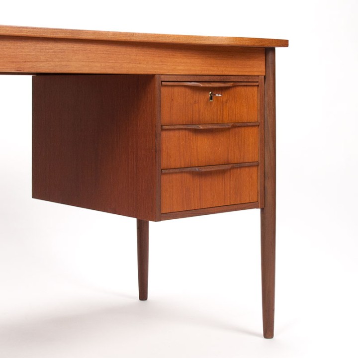 Bureau Deens Mid-Century model in teak met dubbel ladeblok