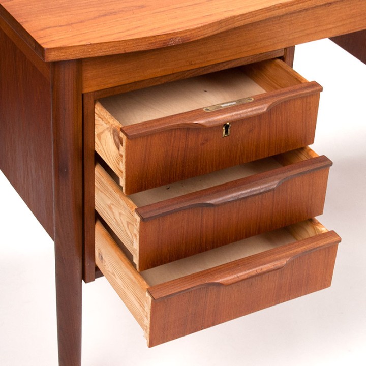 Bureau Deens Mid-Century model in teak met dubbel ladeblok