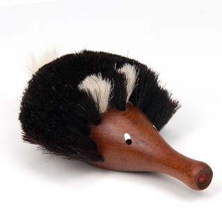 Vintage kledingborstel als egel in teak