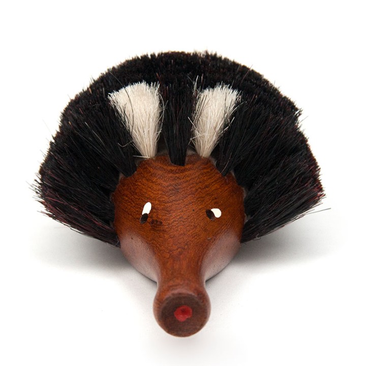 Vintage kledingborstel als egel in teak