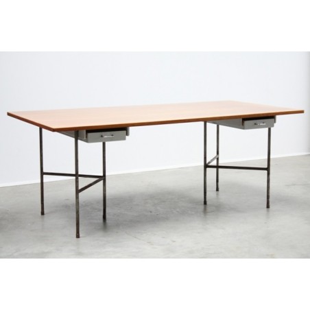 Grote tafel-/ bureau met metalen onderstel
