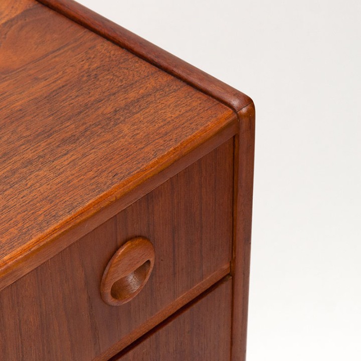 Vintage Danish chest of drawers with 6 drawers and round handle