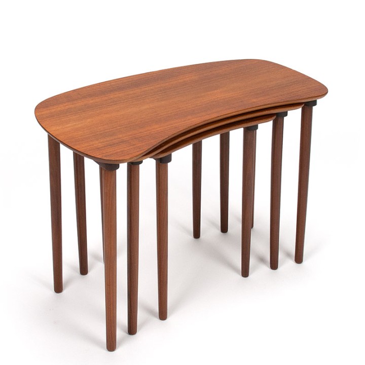 Deense Mid-Century niervormige set nesttafels