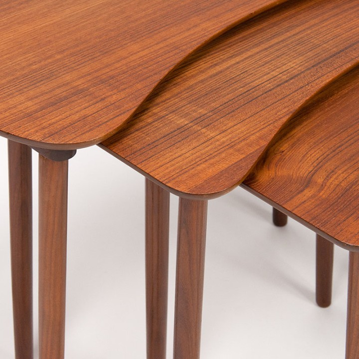 Deense Mid-Century niervormige set nesttafels