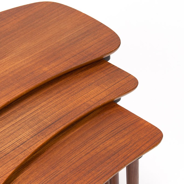 Deense Mid-Century niervormige set nesttafels
