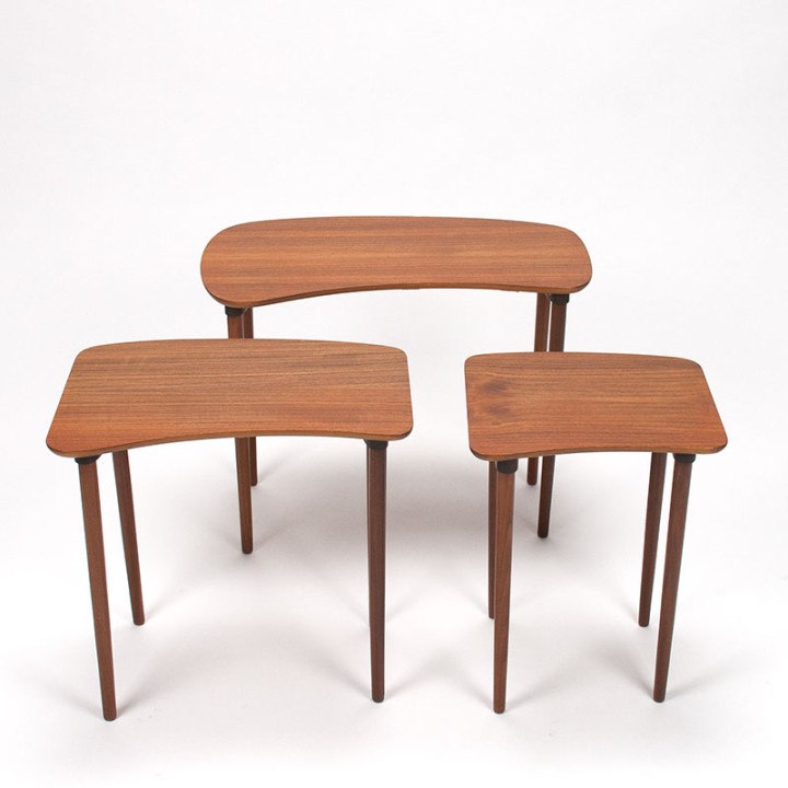 Deense Mid-Century niervormige set nesttafels