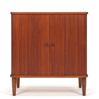 Deense Mid-Century kast in teak met jaloezie schuifdeuren