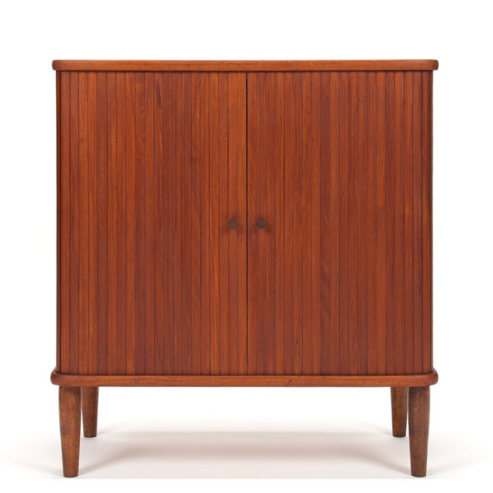 Deense Mid-Century kast in teak met jaloezie schuifdeuren