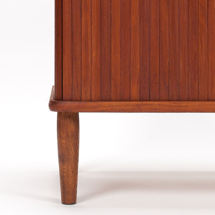 Deense Mid-Century kast in teak met jaloezie schuifdeuren