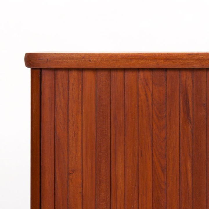 Deense Mid-Century kast in teak met jaloezie schuifdeuren