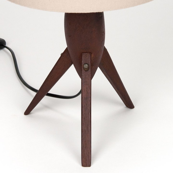 Deense teakhouten tafellamp vintage model op driepoot