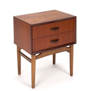 Klein model Mid-Century Deens kastje in teak op eiken onderstel