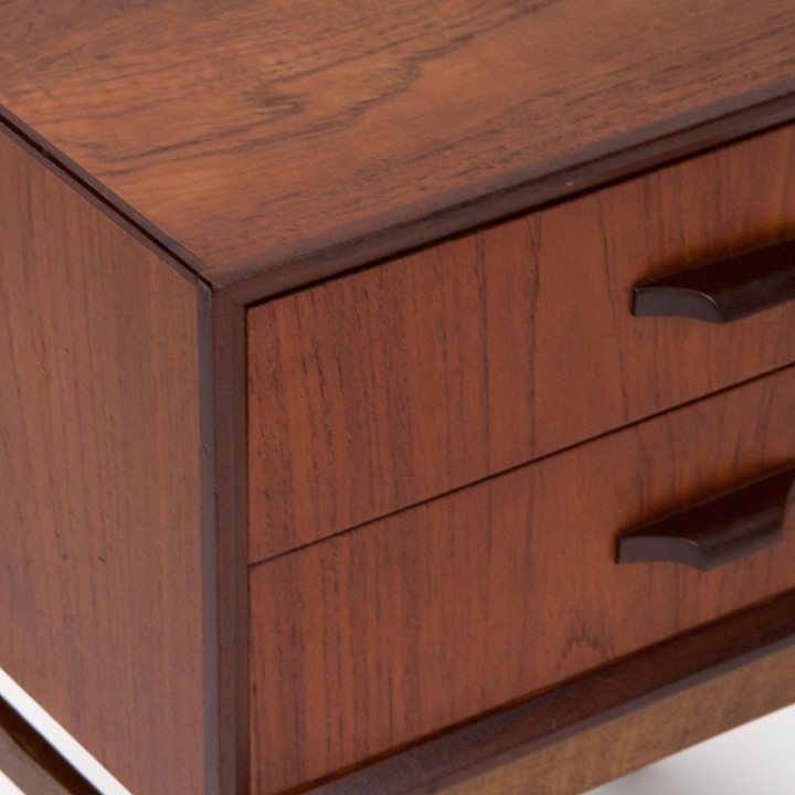 Klein model Mid-Century Deens kastje in teak op eiken onderstel