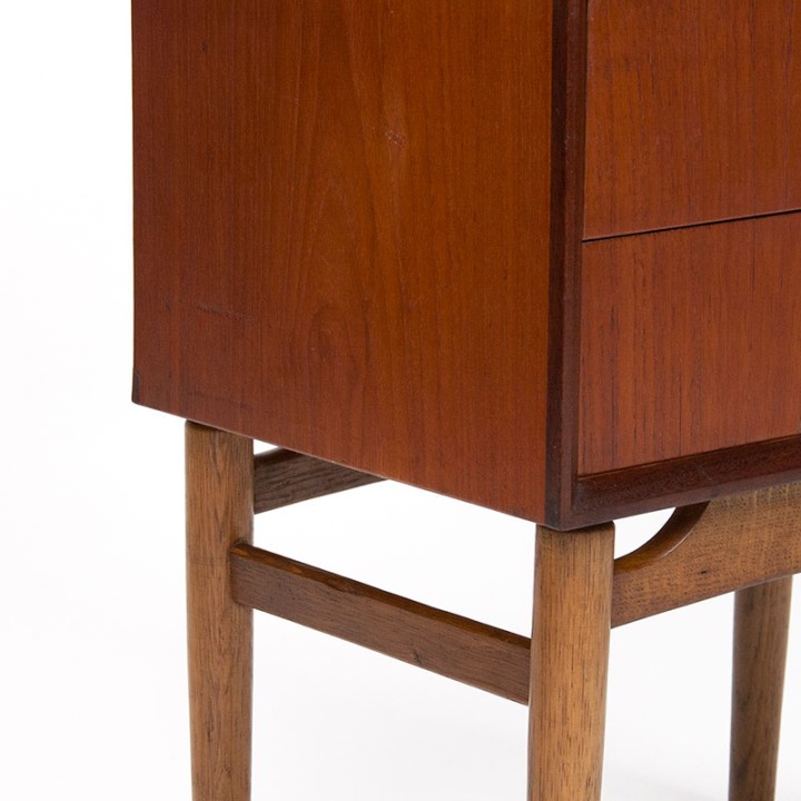 Klein model Mid-Century Deens kastje in teak op eiken onderstel