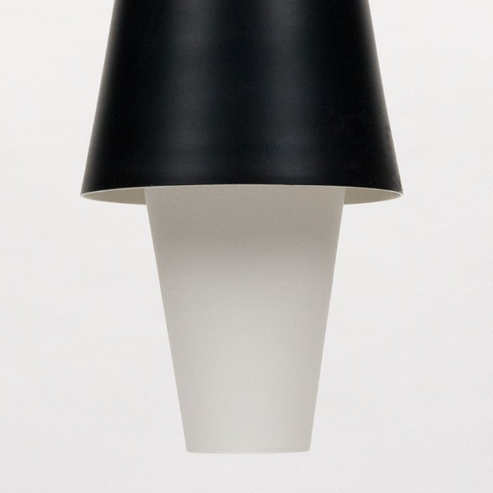 Opaline glazen Mid-Century hanglamp met zwart metalen detail