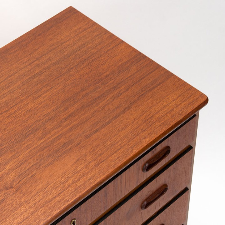 Danish vintage chest of drawers with 6 lockable drawers