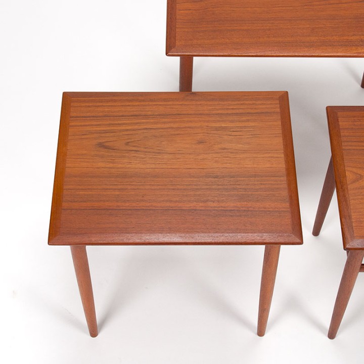 Set Deense Mid-Century nesttafels in teak