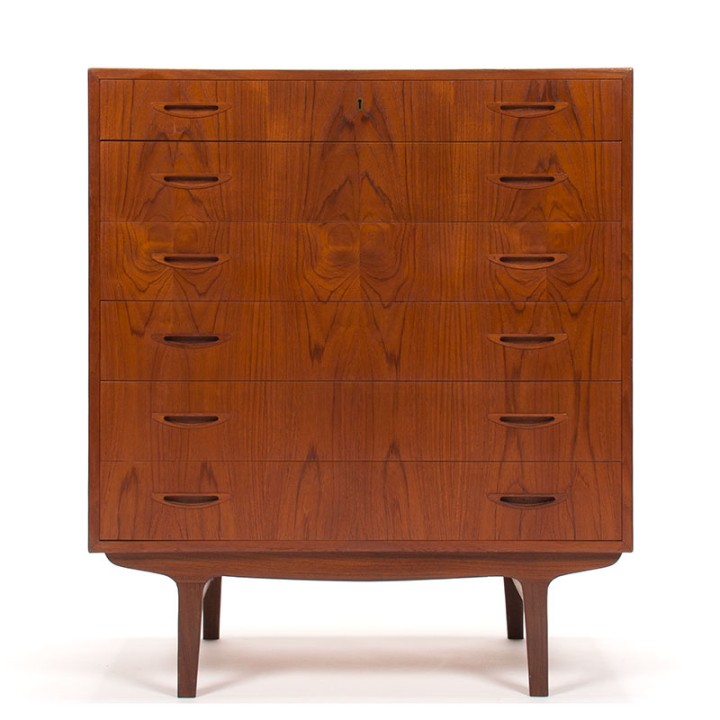 Spacious Mid-Century teak chest of drawers with 6 drawers