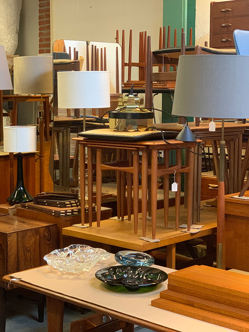 Winkel en loods met Mid-Century Meubelen